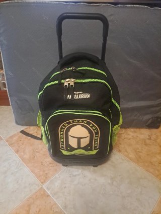 Mochila Escolar Mandalorian con Ruedas Star Wars