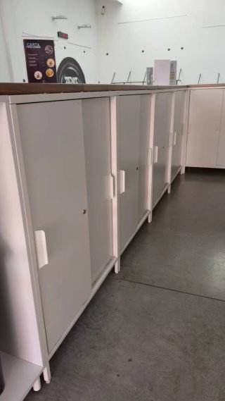 Mueble metálico IKEA con llave