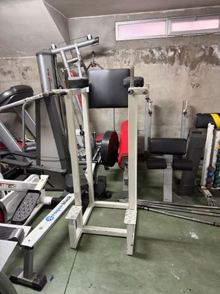 Banco de pesas y gimnasio