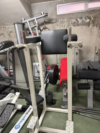 Banco de pesas y gimnasio