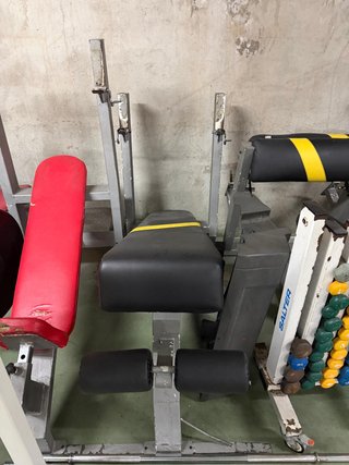 Banco de pesas y gimnasio