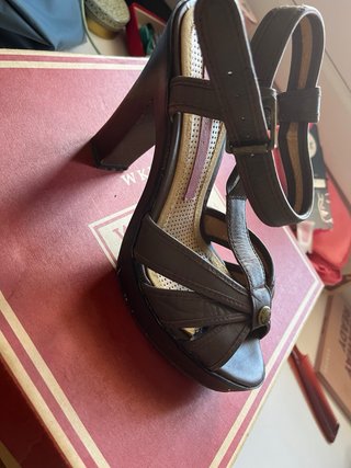 Zapatos diferentes colores.