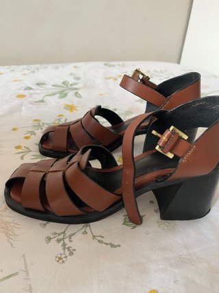 Zapatos diferentes colores.