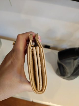 Elegante cartera bordada beige y dorada