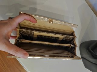 Elegante cartera bordada beige y dorada