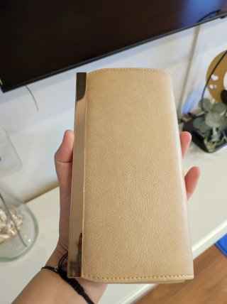 Elegante cartera bordada beige y dorada