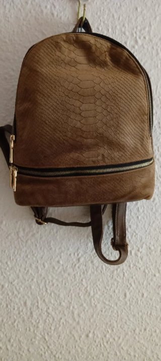 Mochila Marrón con Detalles Dorados