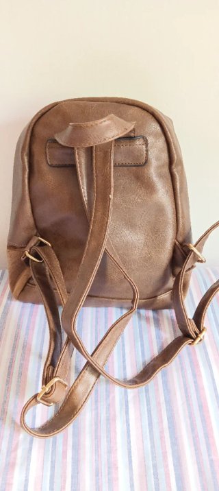 Mochila Marrón con Detalles Dorados