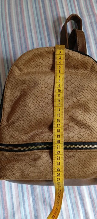 Mochila Marrón con Detalles Dorados