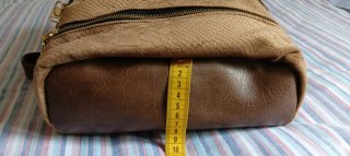Mochila Marrón con Detalles Dorados