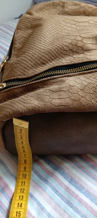 Mochila Marrón con Detalles Dorados