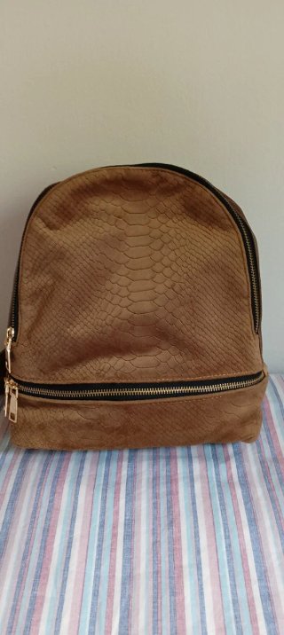 Mochila Marrón con Detalles Dorados