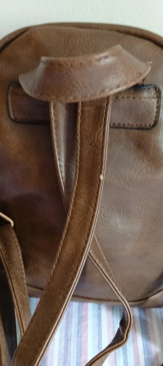 Mochila Marrón con Detalles Dorados