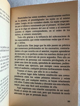 Libro antiguo sobre juego de manos e ilusionismo