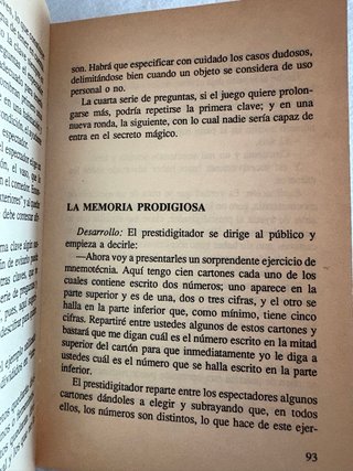 Libro antiguo sobre juego de manos e ilusionismo