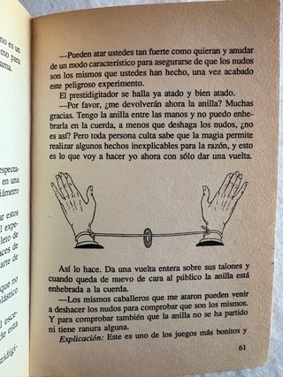 Libro antiguo sobre juego de manos e ilusionismo