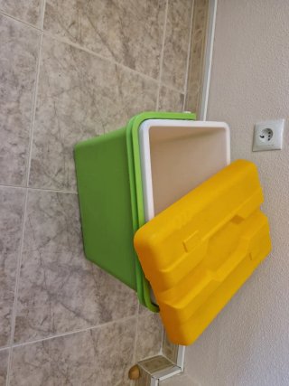 Nevera de picnic naranja y verde