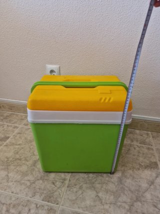 Nevera de picnic naranja y verde