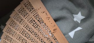 Abanico de madera tallada