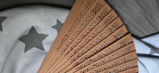Abanico de madera tallada