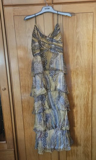 Vestido de fiesta largo con volantes