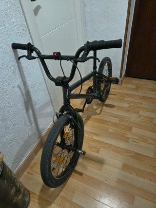 Bicicleta BMX Negra