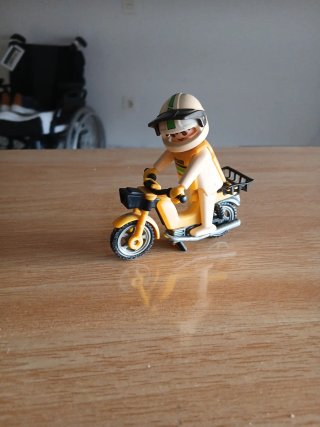 Moto Playmobil amarilla con piloto