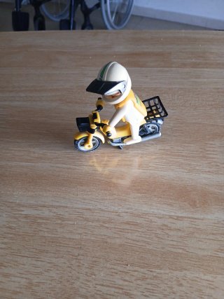 Moto Playmobil amarilla con piloto
