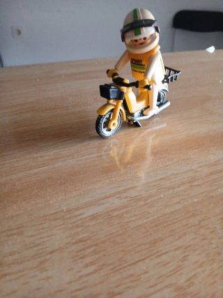 Moto Playmobil amarilla con piloto