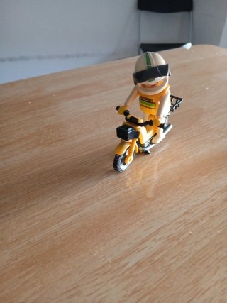Moto Playmobil amarilla con piloto