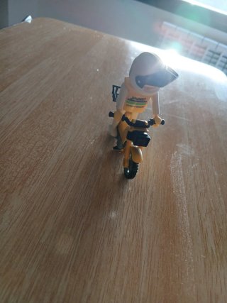 Moto Playmobil amarilla con piloto
