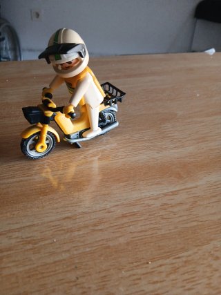 Moto Playmobil amarilla con piloto