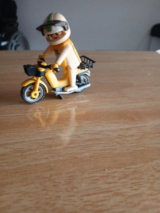 Moto Playmobil amarilla con piloto