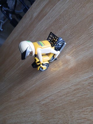 Moto Playmobil amarilla con piloto
