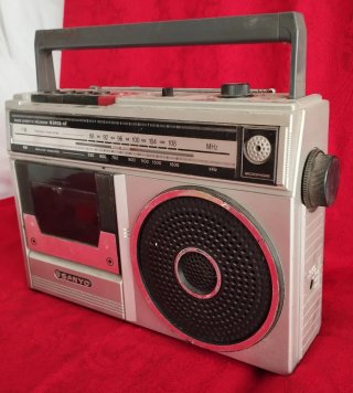 Radiocasete Sanyo M2402-4F Antiguo Funcionando.