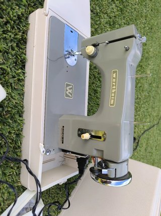 Máquina de coser Wertheim con maleta para llevar.