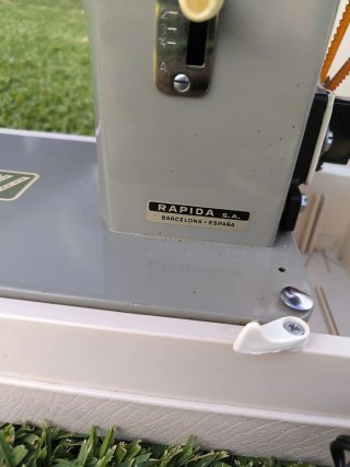 Máquina de coser Wertheim con maleta para llevar.