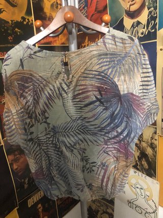 Blusa tropical estampada hojas talla M