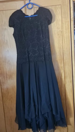Vestido de ceremonia negro con encaje.