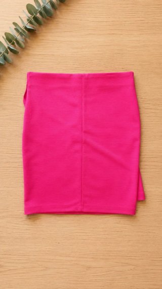 Falda mini fucsia con volante Stradivarius