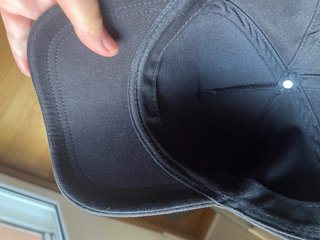 Gorras Zara : una negra y una azul.