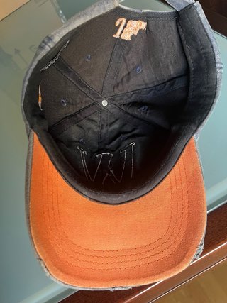 Gorras Zara : una negra y una azul.