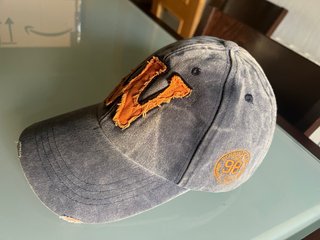Gorras Zara : una negra y una azul.