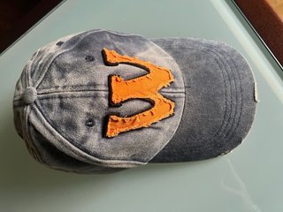 Gorras Zara : una negra y una azul.