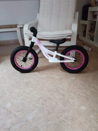 Bicicleta de equilibrio infantil blanca y rosa