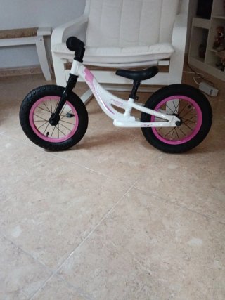 Bicicleta de equilibrio infantil blanca y rosa