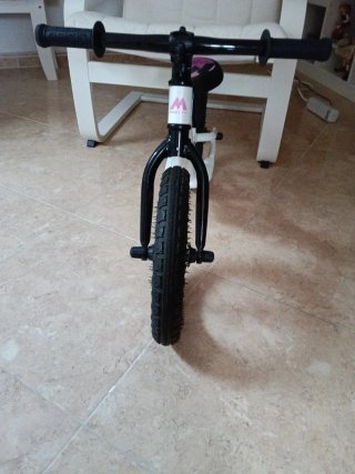 Bicicleta de equilibrio infantil blanca y rosa