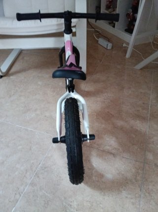 Bicicleta de equilibrio infantil blanca y rosa