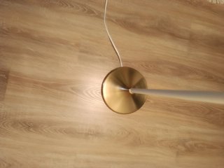 Lámpara de pie Ikea beige y dorada
