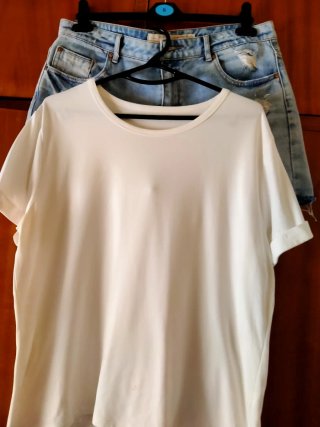 Conjunto Camiseta Blanca y Shorts Vaqueros Rotos